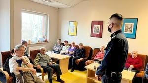 policjanci w trakcie prelekcji z seniorami