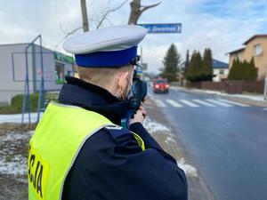 policjant wykonujący pomiar prędkości pojazdów