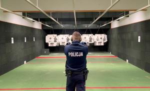 policjant oddający strzały na strzelnicy