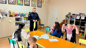 policjant w trakcie rozmowy z obywatelami Ukrainy