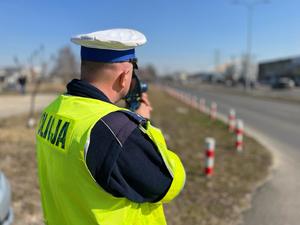 policjant dokonujący pomiaru prędkości