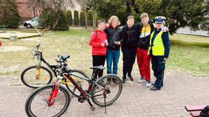 policjantka rozdająca rowerowe lampki led