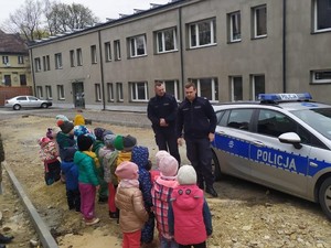 policjanci i sznupek w trakcie pogadanki w przedszkolu