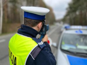 policjant dokonujący pomiaru prędkości pojazdów