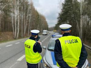 policjanci dokonujący pomiaru prędkości pojazdów