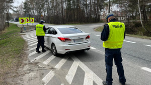 policjanci w trakcie kontroli pojazdu