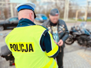 policjanci w trakcie kontroli motocyklistów