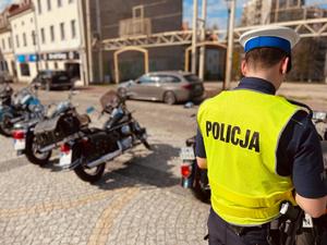 policjanci w trakcie kontroli motocyklistów