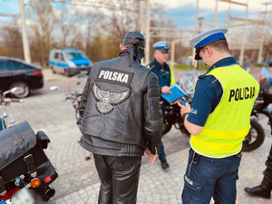 policjanci w trakcie kontroli motocyklistów