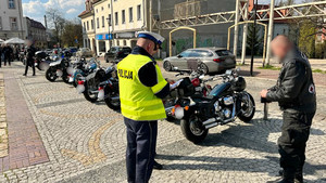 policjanci w trakcie kontroli motocyklistów