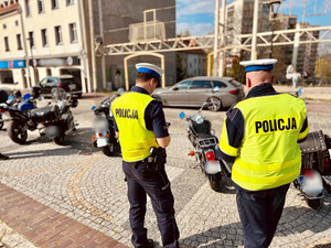 policjanci w trakcie kontroli motocyklistów