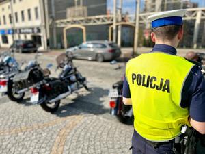 policjanci w trakcie kontroli motocyklistów