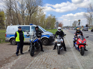 policjanci w trakcie kontroli motocyklistów