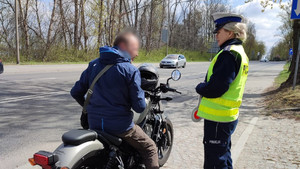 policjanci w trakcie kontroli motocyklistów