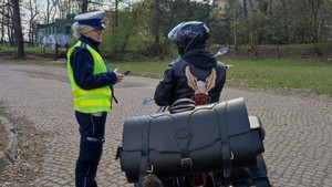 policjanci w trakcie kontroli motocyklistów