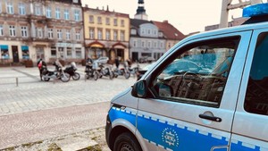 policjanci w trakcie kontroli motocyklistów