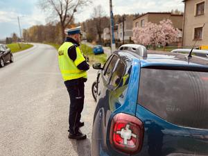 policjant w trakcie kontroli pojazdu