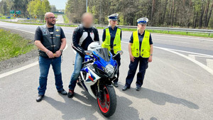 policjantki wraz z motocyklistami pozujący do zdjęcia