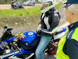 policjanci w trakcie kontroli motocyklisty