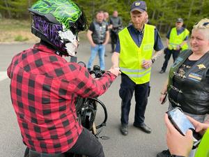 policjanci w trakcie kontroli motocyklisty