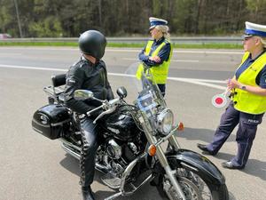 policjanci w trakcie kontroli motocyklisty