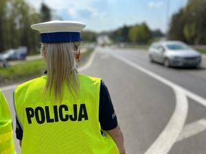 policjantki obserwujące ruch pojazdów