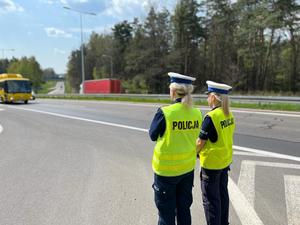 policjantki obserwujące ruch pojazdów