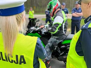 policjantki w trakcie kontroli motocyklisty