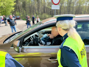 policjantka w trakcie kontroli pojazdu