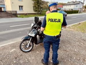 policjant w trakcie kontroli motoroweru