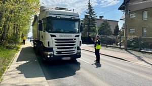 policjanci w trakcie kontroli pojazdów ciężarowych