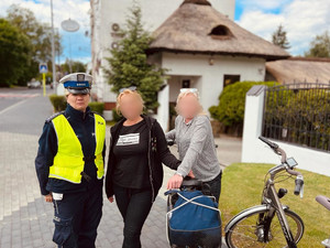 policjantka wręczająca serduszka matkom