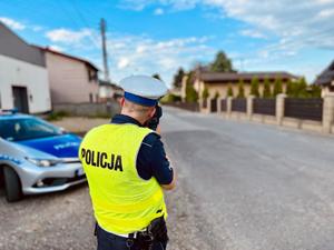 policjant dokonujący pomiaru prędkości