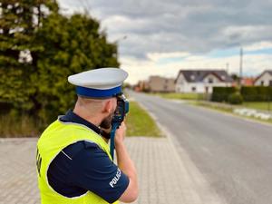 policjant dokonujący pomiaru prędkości