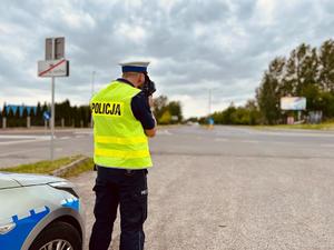 policjant dokonujący pomiaru prędkości