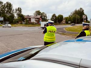 policjant dokonujący pomiaru prędkości