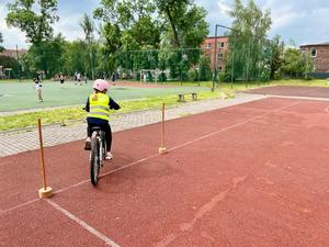 dzieci w trakcie egzaminu na kartę rowerową