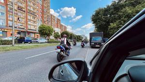 motocykliści przejeżdżający przez miasto