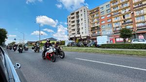 motocykliści przejeżdżający przez miasto