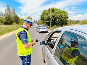 policjant kontrolujący pojazd