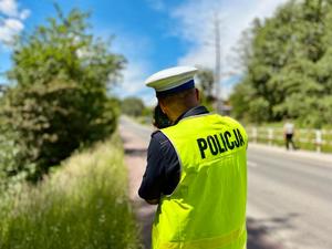 policjant dokonujący pomiaru prędkości