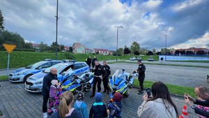 zdjęcie przedstawiające policjanta opowiadającego dzieciom o policyjnych motocyklach