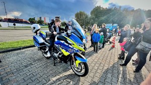 zdjęcie przedstawiające dziecko na policyjnym motocyklu