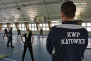 zdjęcie przedstawia policjantów ćwiczących na hali sportowej