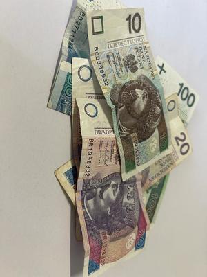 Na zdjęciu znajdują się banknoty o różnych nominałach