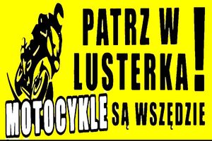 Na grafice znajduje się obrazek osoby na motorze a obok napis Patrz w lusterka motocykle są wszędzie.