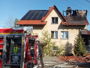 zdjęcie przedstawia dom, którego dach został zniszczony w wyniku pożaru