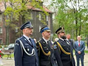na zdjęciu widoczni przedstawiciele służb mundurowych składający wieńce.
