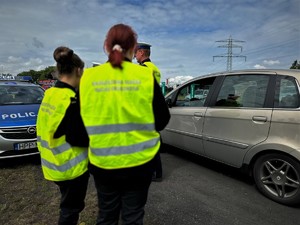 zdjęcie przedstawia uczennice w trakcie kontroli drogowej