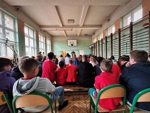 zdjęcie przedstawia policjantów w trakcie prelekcji z dziećmi